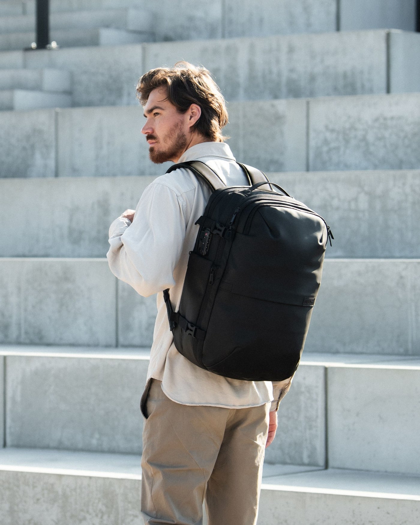 Viajante com a mochila Airpack preta no aeroporto